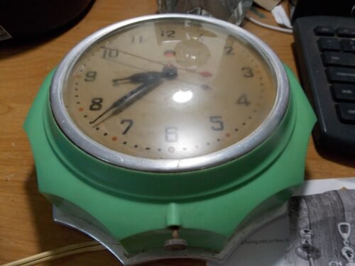 Vintage General Electric Bottle Cap Wall Clock GE 2H02 2HO2 Red USA 40s 50 Works