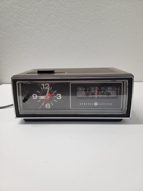 Vintage General Electric GE AM/FM Radio Analog Alarm Clock Model 7-4545-A