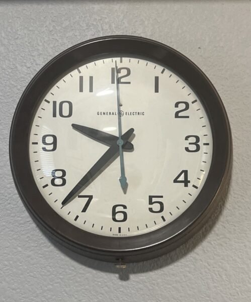 Vintage GENERAL ELECTRIC Industrial/School/Office Wall Clock Model 2008A Works