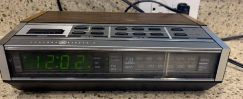 Vintage General Electric Model 7-4652A GE AM/FM Digital Alarm Clock Radio Tested