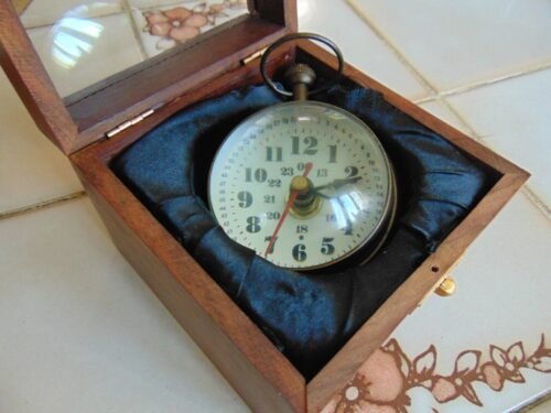 VINTAGE GLASS DOMED CLOCK IN WOOD BOX DESK TOP MAGNIFIED DOME