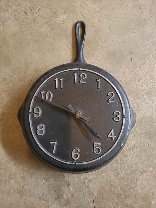 Vintage Hanging Frying Pan KITCHEN WALL CLOCK - Model W 60 Cycle 2.5 WATT