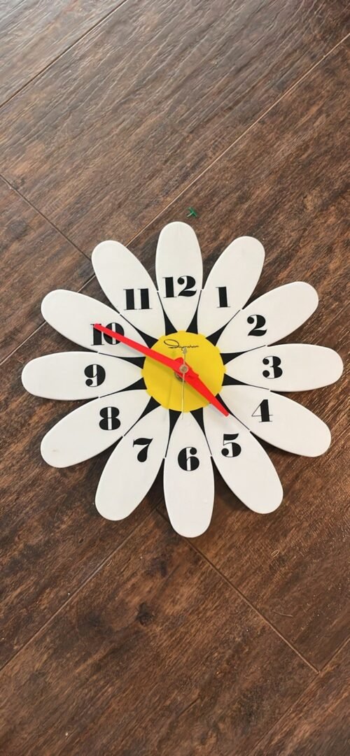 Vintage MCM Ingraham Daisy Flower Wall Clock Retro Plastic Working Model 30-247