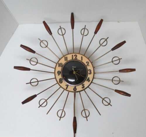 Vintage Mid Century Modern Starburst Wall Clock By United In Working Condition.