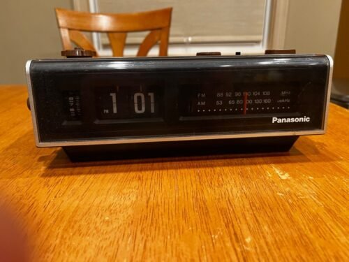 vintage Panasonic flip clock radio RC-6040