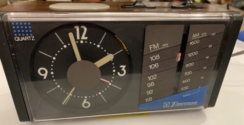 Vintage/Retro 1980s Mechanical/Analog Hands Alarm/Clock/Radio w/Battery Back-Up!