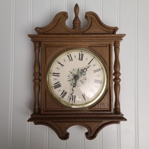 Vintage SPARTUS Plastic Mold Faux Wood Decorative Green Gold Accent Wall Clock