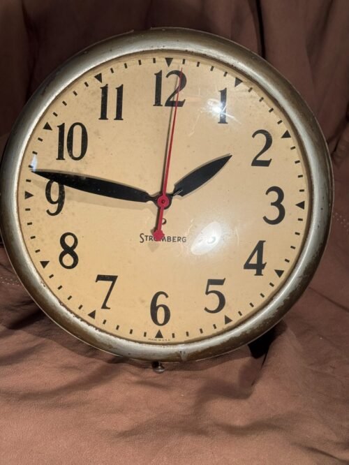 VINTAGE STROMBERG GAS STATION 15 " WALL CLOCK ON TIME PRECISELY