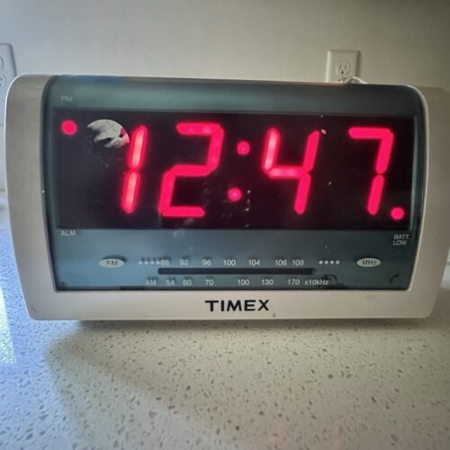 Vintage TIMEX T256W Jumbo Display Alarm Clock With Radio Flashing Snooze