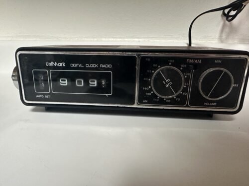 VINTAGE UNIMARK AM/FM DIGITAL ALARM CLOCK RADIO MODEL 113P Wood grain Retro