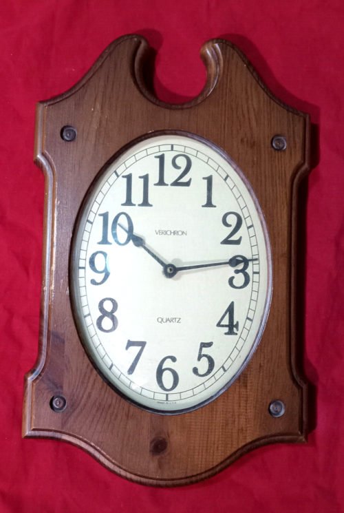 Vintage VERICHRON 18" Oval Wood Frame Quartz Wall Clock Works USA Made