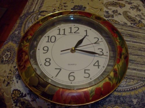 VINTAGE WALL CLOCK.USES BATTERIES.WORKS..TRIMMED IN RED FLOWERS..ANTIQUE..