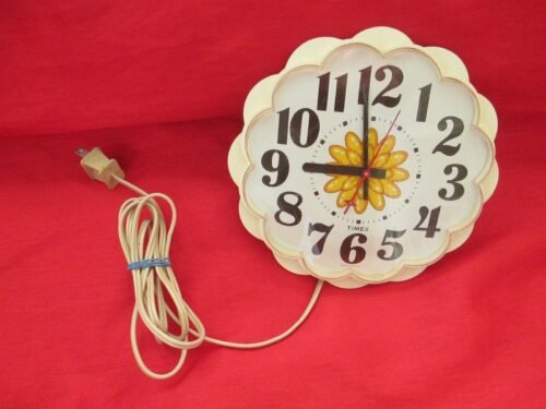 VINTAGE WALL FLOWER DAISY WHITE TIMEX ELECTRIC WALL CLOCK USA MODEL 2197A