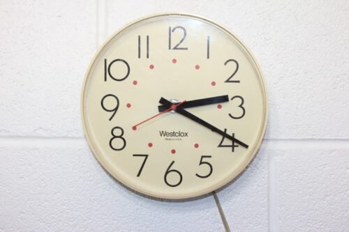 Vintage Westclox Kitchen Accent Wall Clock USA Made! 8" diam, Beige, KEEPS TIME!
