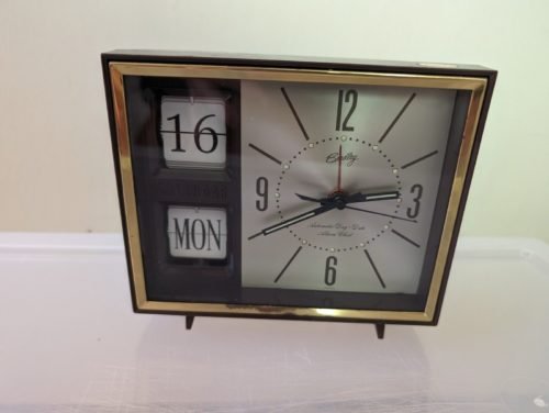 Vtg Bradley Flip Clock Calendar Day Date Mechanical Alarm Desk Clock Wood Grain