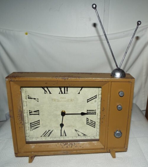 VTG. DISTRESSED WOOD TV CLOCK PARIS MAISON DE FLORETTE IMAX CORP PHASE 2 READ!!!