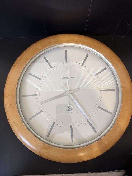 Vtg Howard Miller Accuwave DS 625-244 Beige Wood Analog Round Wall Clock 15.75"
