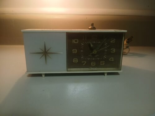 Westclox Moonbeam Style2 Antiqie White Flashing Light Alarm Clock Alarm...